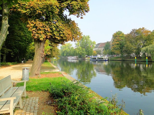 DOIS OUTONOS DIFERENTES NA EUROPA Rio Spree, Berlim