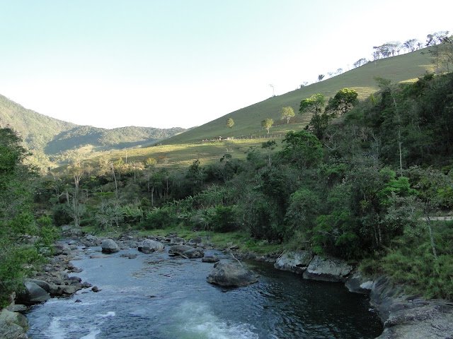 MURY, LUMIAR, SÃO PEDRO DA SERRA, MACAÉ DE CIMA Estrada que leva para o Encontro dos Rios, Lumiar