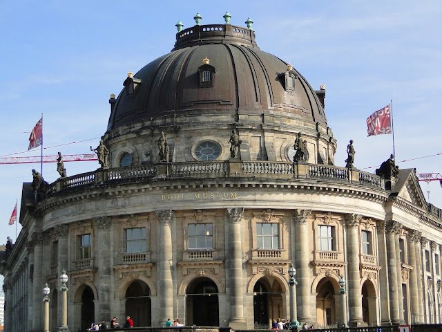 DOIS OUTONOS DIFERENTES NA EUROPA Museu Bode, na ilha dos museus, no rio Spree, em Berlim/Alemanha