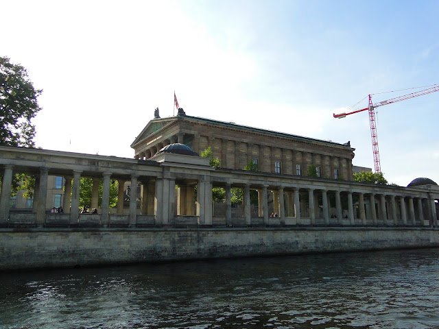 DOIS OUTONOS DIFERENTES NA EUROPA Ilha dos museus (Museumsinsel) no rio Spree, Berlim, Alemanha: Pergamon, Altes, Neues Alte Nationalgalerie e Bode