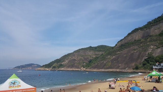Praia Vermelha e morro da Babiônia à direita