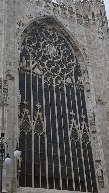 ROTEIRO ITÁLIA 2016, MILÃO EM 24 HORAS Janela da Catedral Duomo de Milão