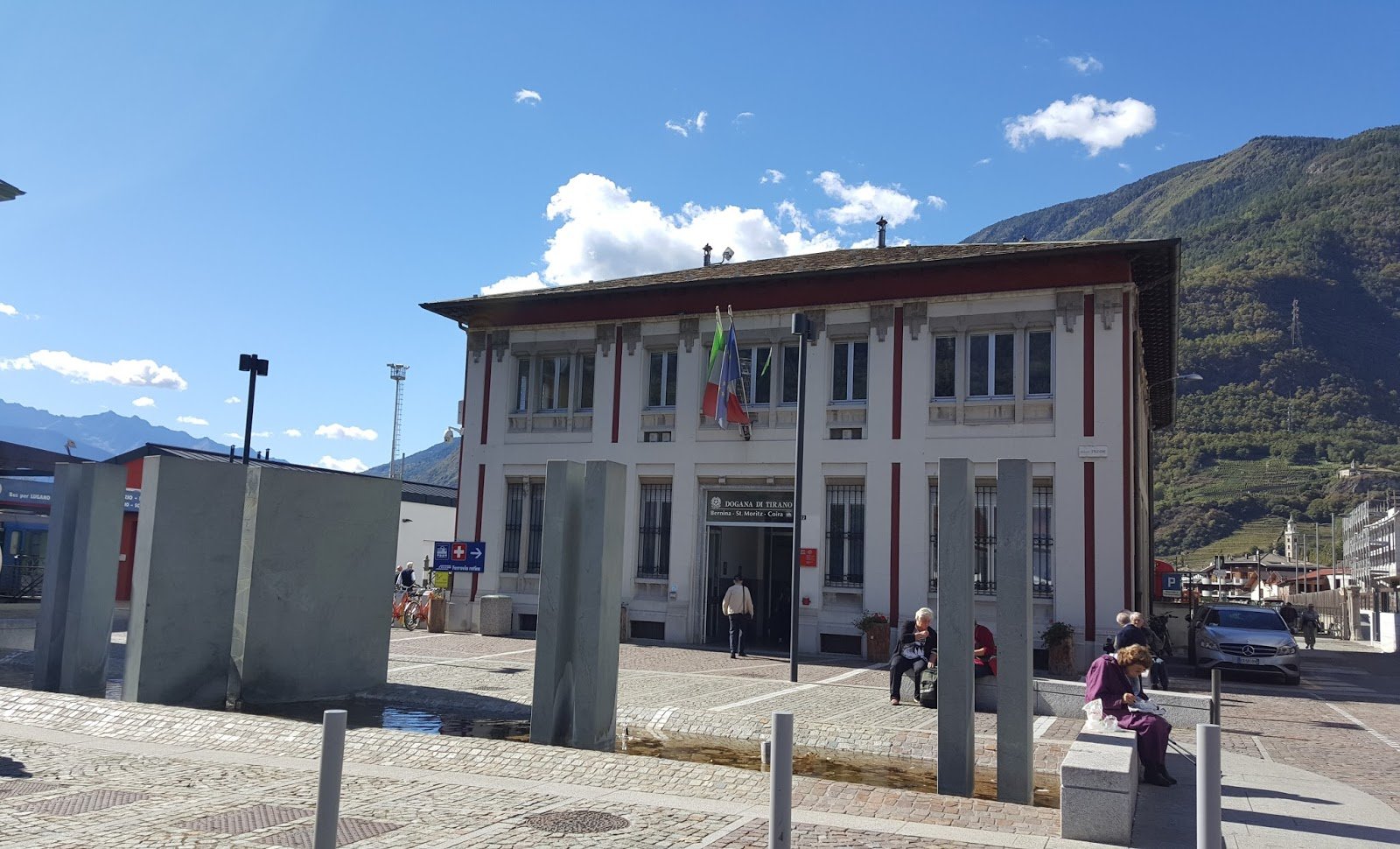 Estação de trem Bernina Express em Tirano Estação de trem Bernina Express
