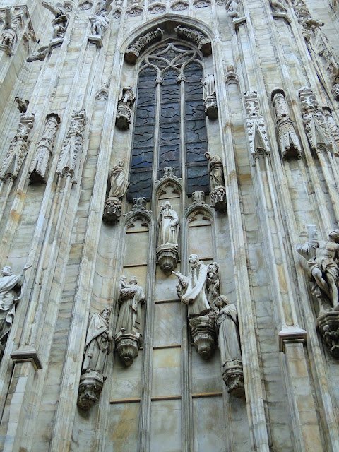 ROTEIRO ITÁLIA 2016, MILÃO EM 24 HORAS Detalhes das colunas da Catedral Duomo