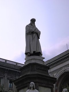 Milão Como chegar à Pinacoteca de Brera à pé? Estátua de Leonardo Da Vinci