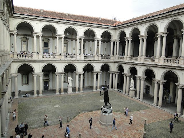 MILÃO COMO CHEGAR À PINACOTECA DE BRERA À PÉ ? Pátio interno da Pinacoteca de Brera
