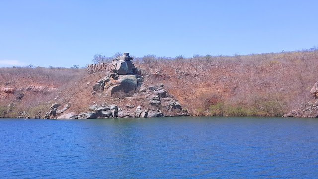 Pedra do Japonês, rio São Francisco, Sergipe. Pedra do Japonês, rio São Francisco, Sergipe.