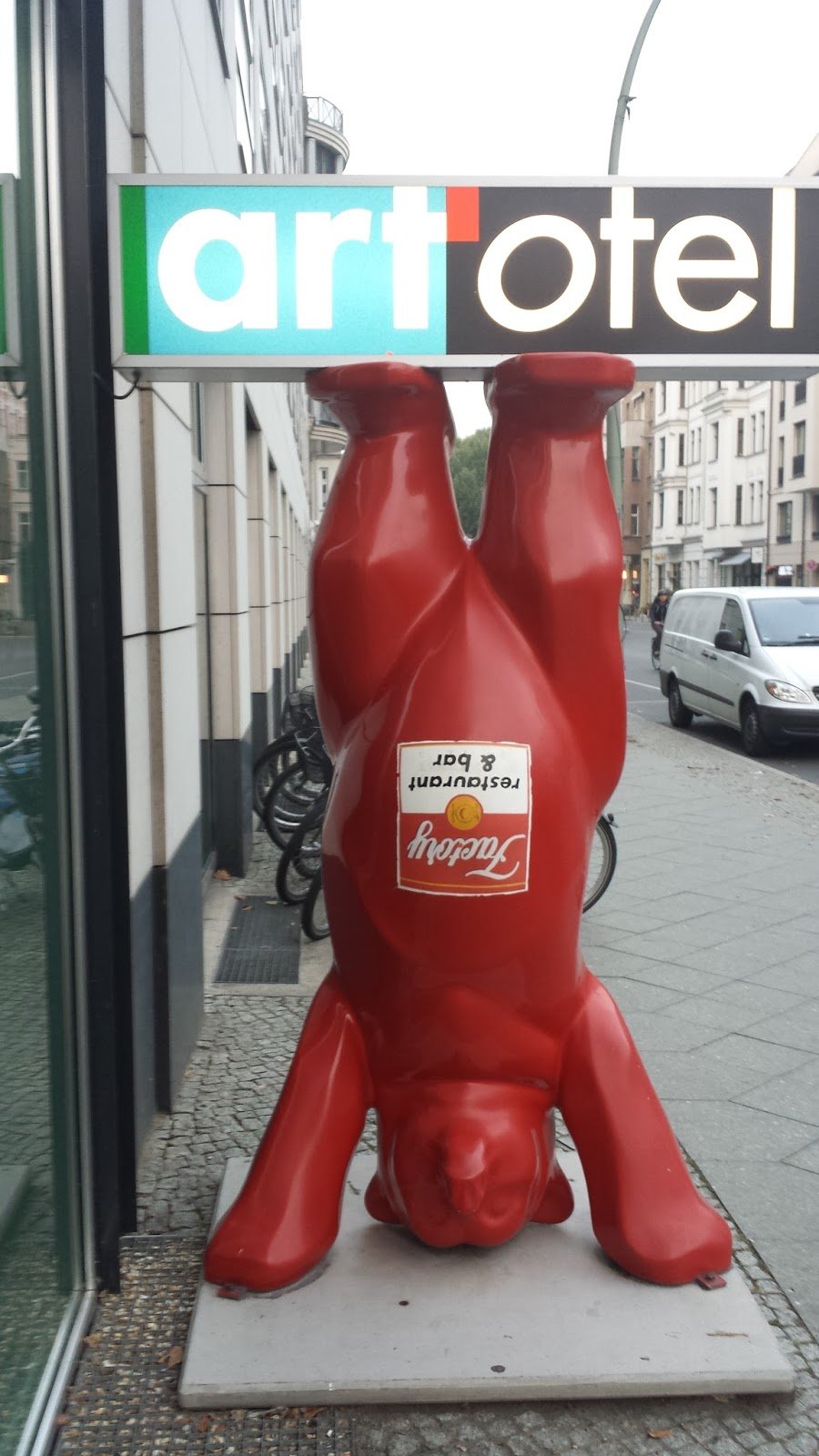 Urso, símbolo da cidade de Berlim na porta do ArtOtel Berlin Mitte