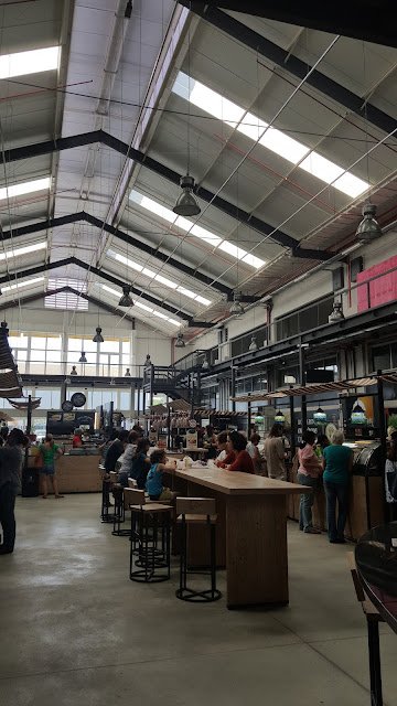 Mesa coletiva para refeição no Mercado de Produtores