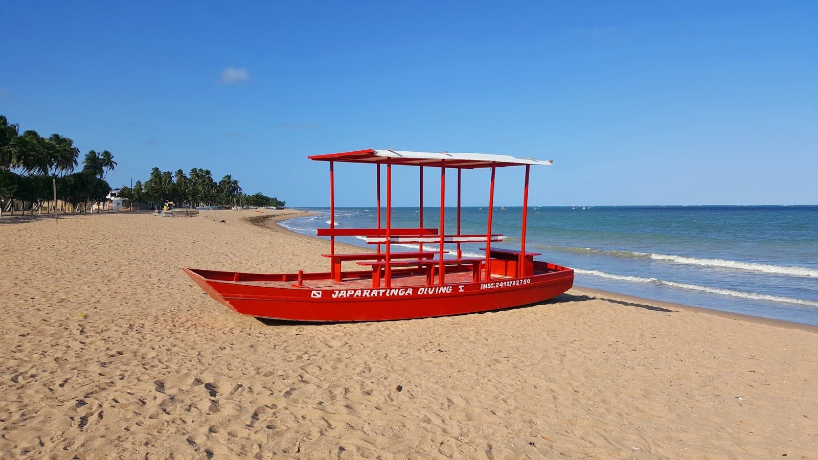 Barquinho colorido na Praia de Japaratinga Praia de Japaratinga
