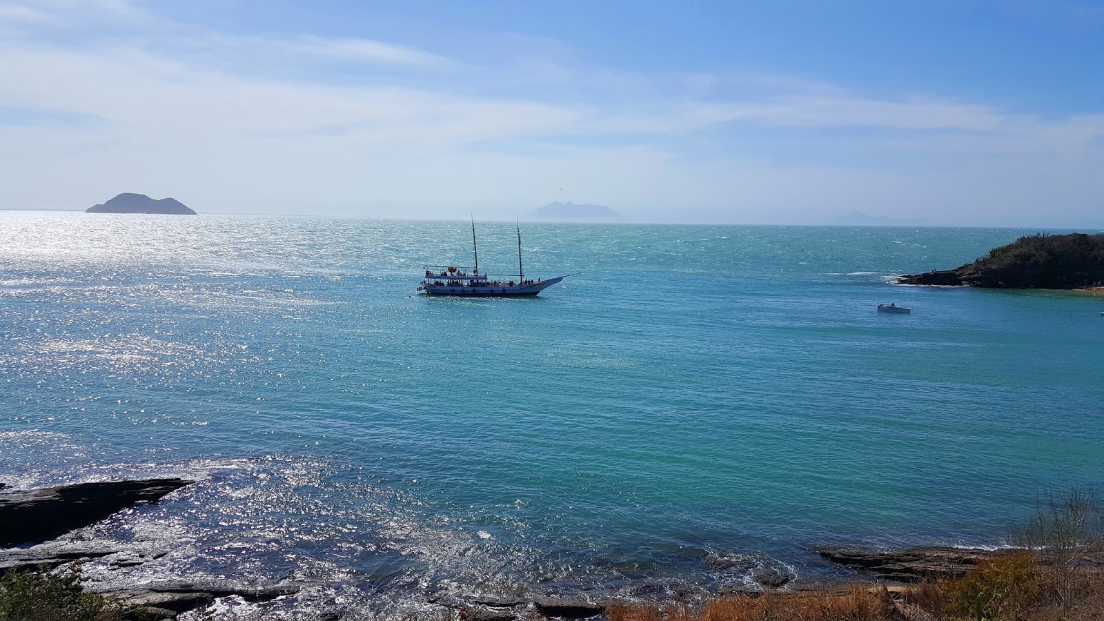 Escuna chegando à praia Azeda em Búzios
