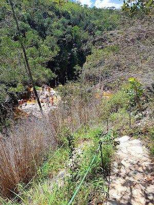Escada para cachoeira com corrimão de corda em Trilha do Sol