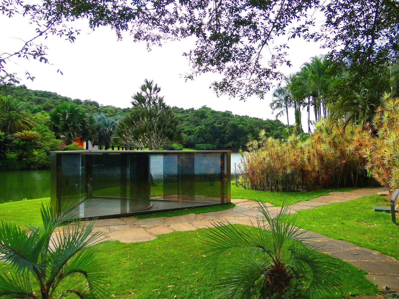 Pavilhão em vidro de Dan Graham em Inhotim, Minas Gerais