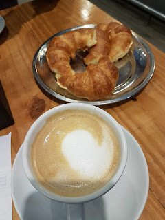 Café da manhã na estação de trem Retiro em Buenos Aires, Argentina.