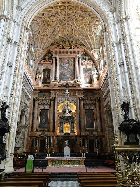 6 Incríveis igrejas e suas histórias. Capela gótica na Catedral de Córdoba, Espanha.