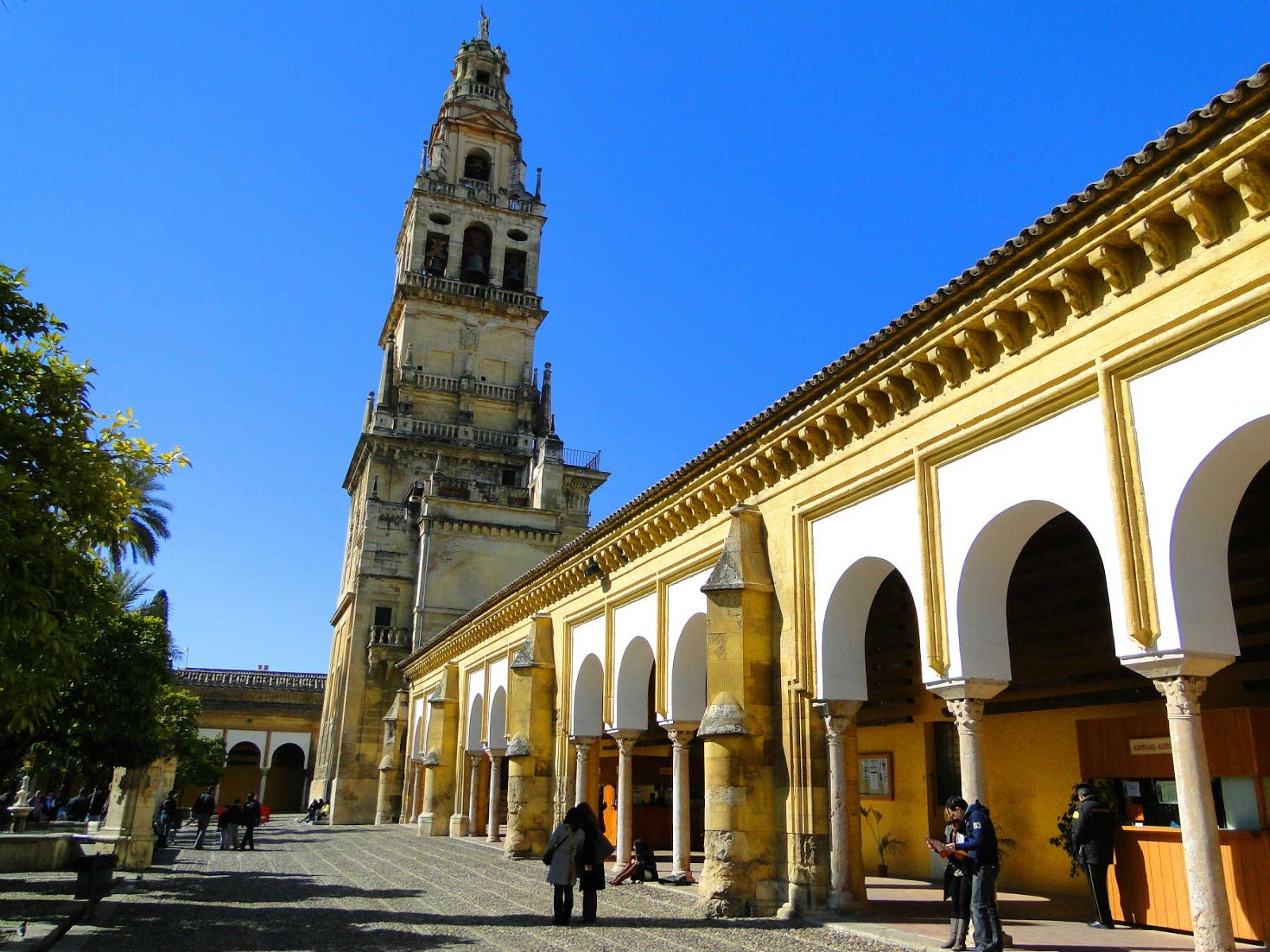6 Incríveis igrejas e suas histórias. Pátio dos Naranjos, Catedral de Córdoba, Espanha.