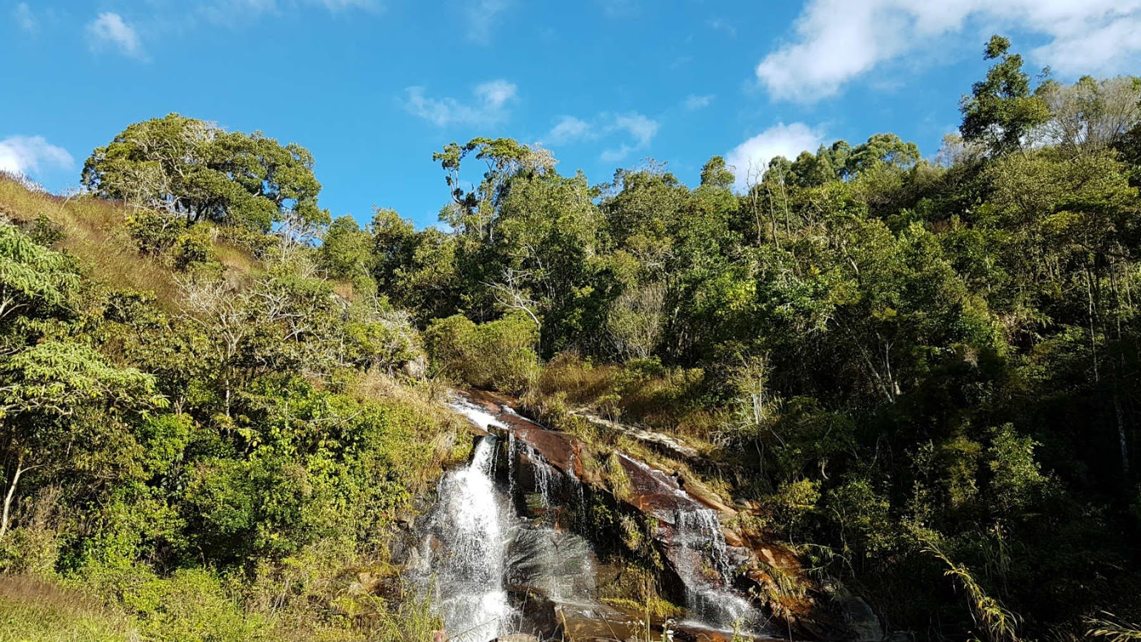 O que fazer em Cunha, SP: bate e volta de Paraty. Cachoeira na estrada Paraty-Cunha.