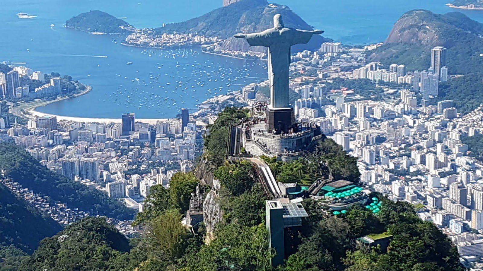Novo passeio de helicóptero no Rio de Janeiro. Cristo Redentor visto do helicóptero Helisight.