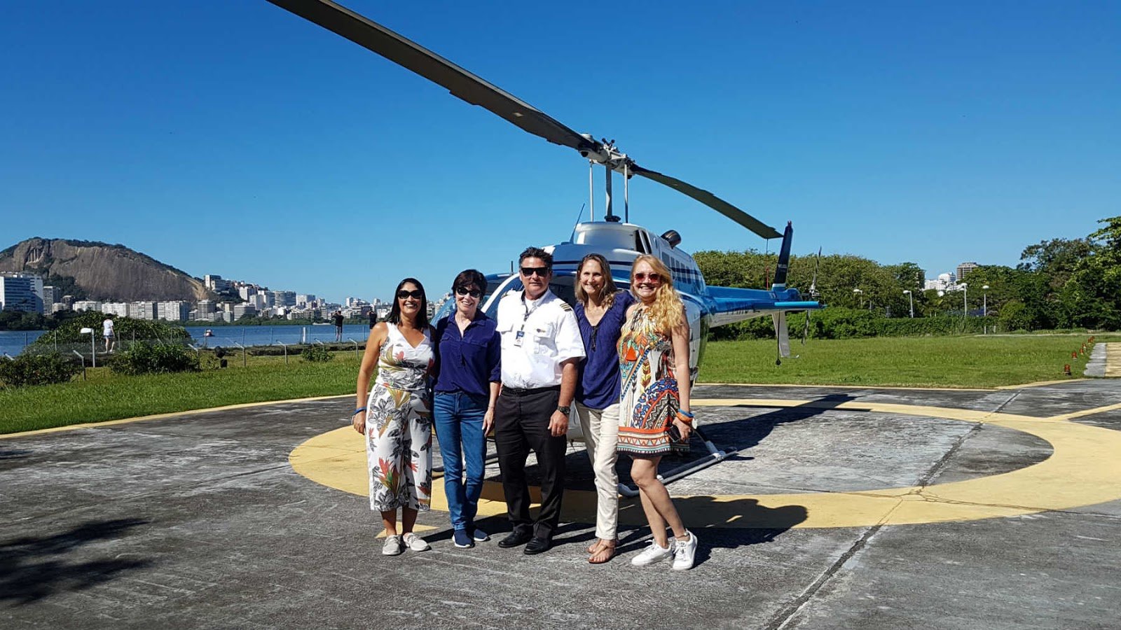 Novo passeio de helicóptero no Rio de Janeiro. Comandante Frank da Helisight com blogueiras de viagem.