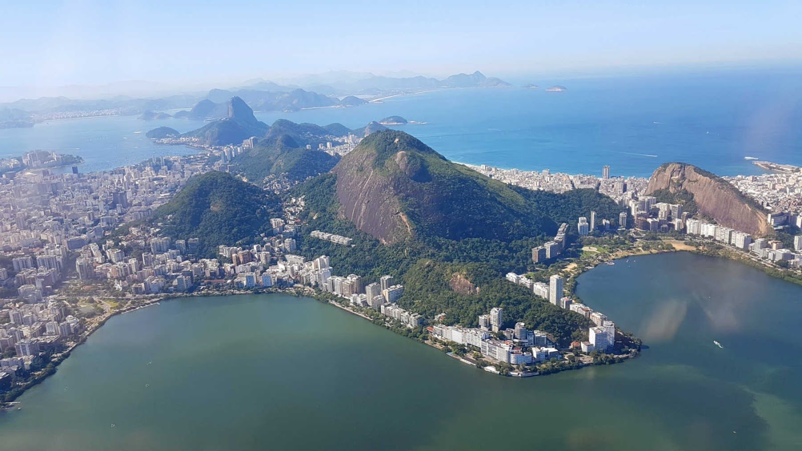 Passeio de helicóptero no Rio de Janeiro. Lagoa Rodrigo de Freitas vista do voo de helicóptero no Rio de Janeiro.