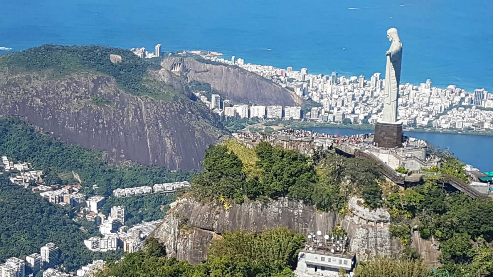 Novo passeio de helicóptero no Rio de Janeiro. Cristo Redentor visto do voo de helicóptero.