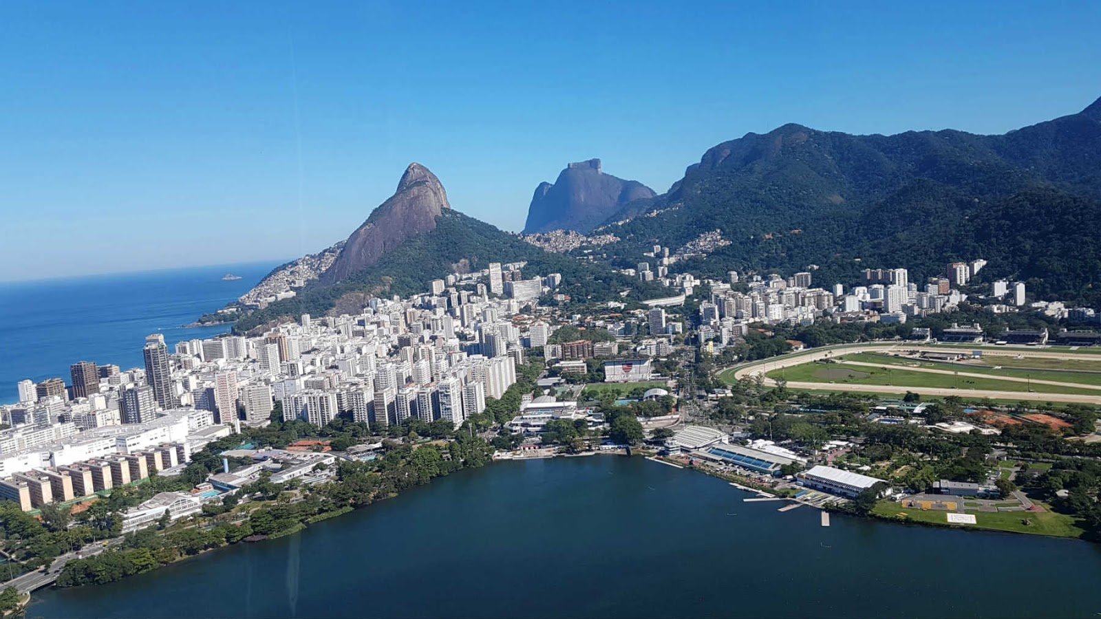 Passeio de helicóptero no Rio de Janeiro. Rio de Janeiro visto do helicóptero da Helisight.