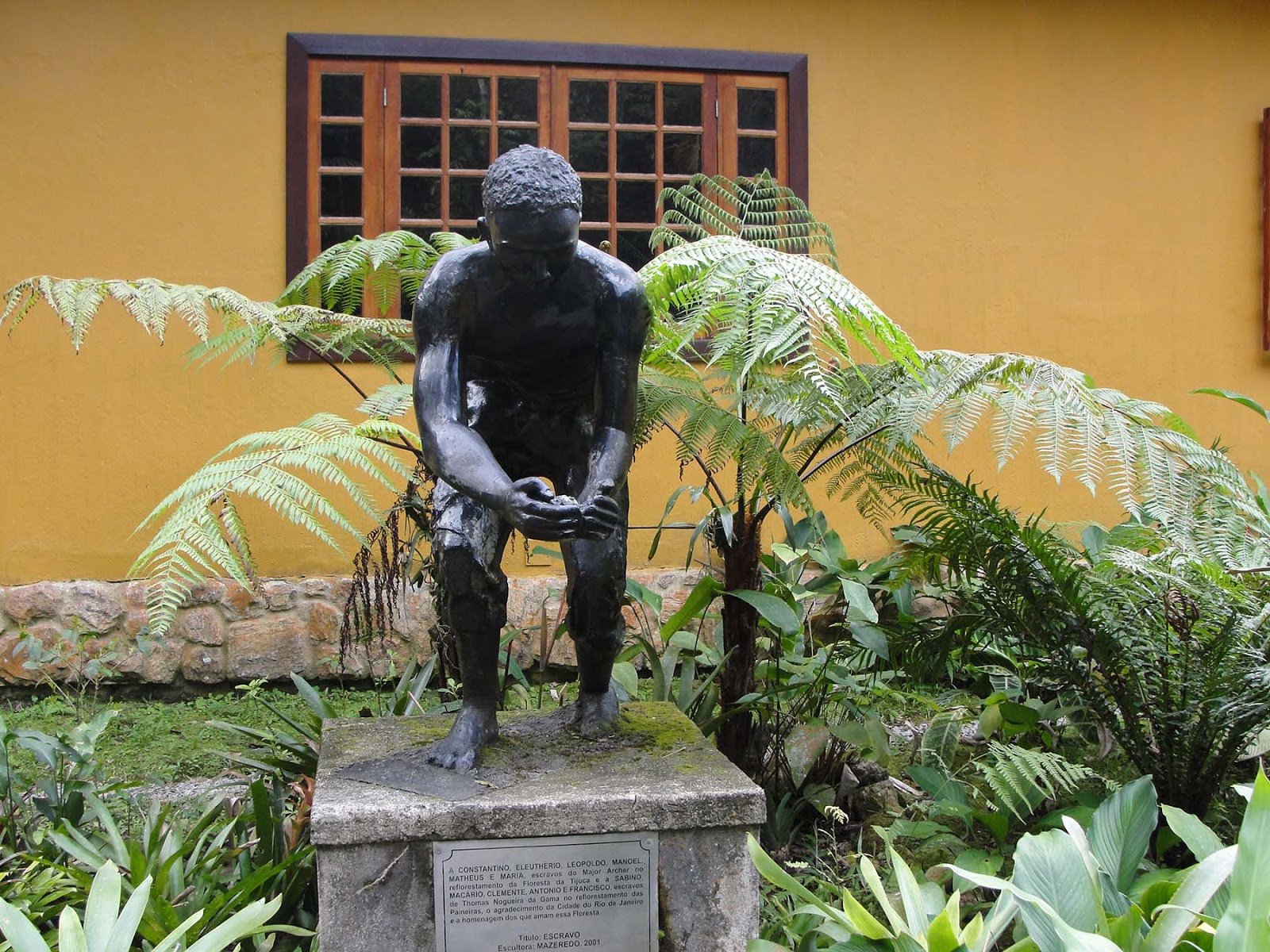 Monumento aos escravos no centro de visitantes da Floresta da Tijuca. Monumento aos escravos no centro de visitantes da Floresta da Tijuca