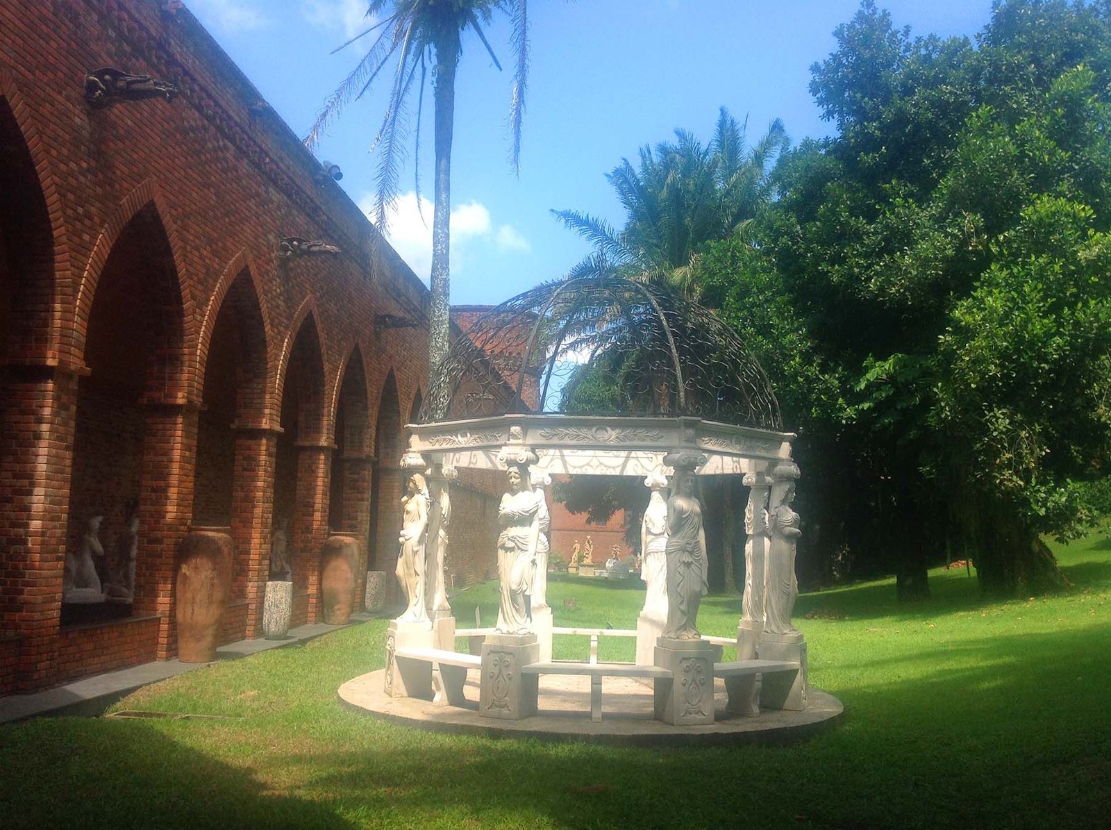 Instituto Ricardo Brennand, museu em um castelo no Recife. Instituto Ricardo Brennand, museu em um castelo no Recife.